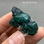 Cristal de Dioptase bruto com forma irregular, cor verde vibrante e superfície brilhante, medindo 38x20x20mm.