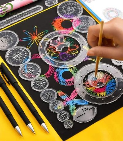 Espirógrafo transparente com várias rodas de diferentes tamanhos, sendo usado para criar desenhos de mandala coloridos com fios de diferentes cores.