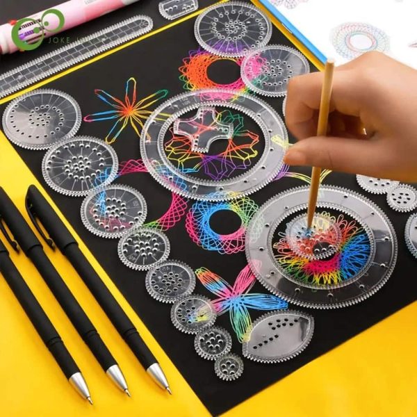 Espirógrafo transparente com várias rodas de diferentes tamanhos, sendo usado para criar desenhos de mandala coloridos com fios de diferentes cores.