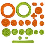 Conjunto de peças de espirógrafo em cores laranja e verde, incluindo rodas, moldes e régua, usadas para criar desenhos de mandala.