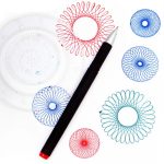 Espirógrafo com várias figuras geométricas coloridas feitas com caneta preta, incluindo círculos e padrões complexos, sobre fundo branco.