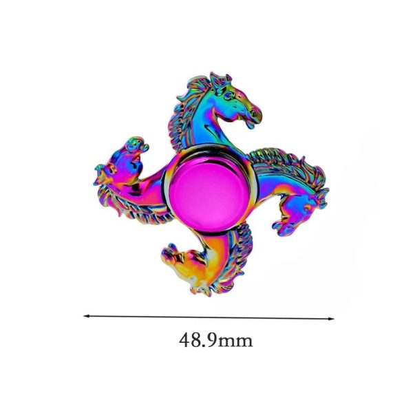 Fidget spinner com forma de cavalo, acabamento iridescente com cores vibrantes, mostrado de frente com dimensão de 48.9mm.