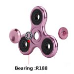 Fidget spinner rosa com rolamentos visíveis e detalhes de alta qualidade, focado na parte do rolamento com indicação do rolamento R188.