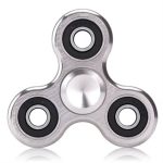 Fidget spinner metálico com três braços, cada um com rolamentos visíveis, em ângulo frontal, com acabamento brilhante e detalhes em preto.