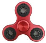 Fidget spinner vermelho com três braços e rolamentos visíveis, foco na parte central e detalhes dos rolamentos.