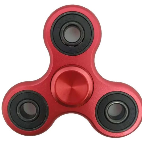 Fidget spinner vermelho com três braços e rolamentos visíveis, foco na parte central e detalhes dos rolamentos.