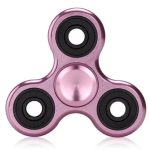 Fidget spinner rosa com três braços, cada um com um rolamento preto, e um centro metálico brilhante, visto de frente.