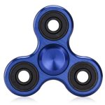 Fidget spinner azul com três braços, cada um com rolamentos pretos, vista frontal detalhada.