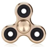 Fidget spinner de metal com três braços, cada um com rolamentos de esferas pretos, vista frontal detalhada.