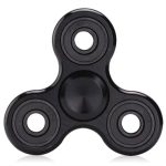 Fidget spinner preto com três braços, cada um com um buraco circular, em fundo branco.