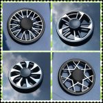 Quatro spinners em roda com diferentes designs, detalhes em preto e branco, vistos de cima, com fundo azul e céu.