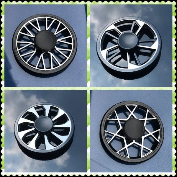 Quatro spinners em roda com diferentes designs, detalhes em preto e branco, vistos de cima, com fundo azul e céu.