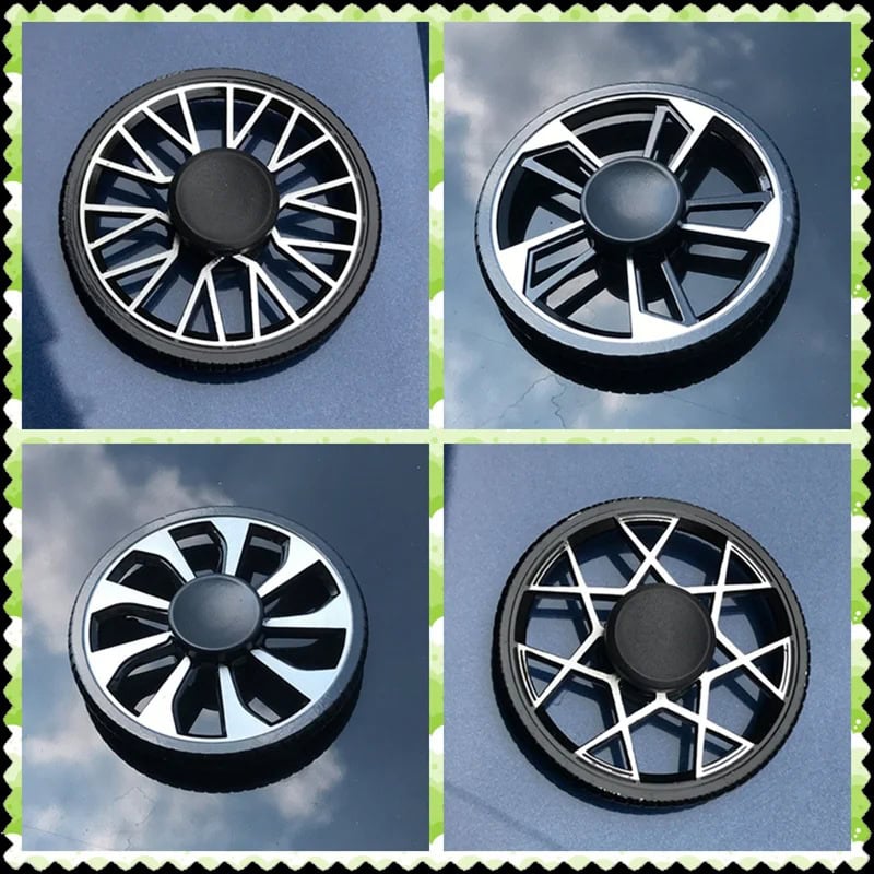 Conjunto de Spinners em Roda Quatro spinners em roda com diferentes designs, detalhes em preto e branco, vistos de cima, com fundo azul e céu.