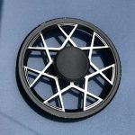 Fidget spinner com estrutura de roda, detalhes brancos em forma de linhas cruzadas, centro preto, sobre fundo azul.