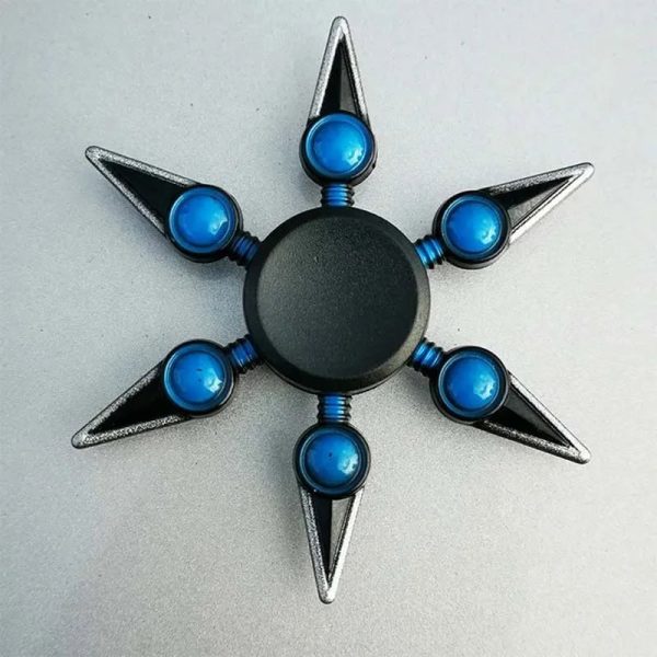 Fidget spinner com formato de kunai, com lâminas metálicas e detalhes azuis, visto de cima.