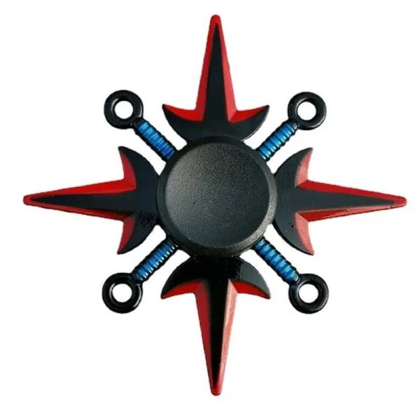 Fidget spinner com design de kunai, preto com detalhes vermelhos, com pontas afiadas e detalhes de cores azuis nas extremidades das lâminas.