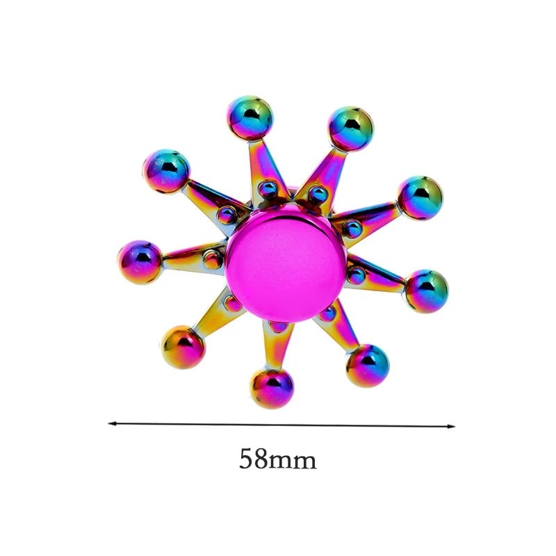 Fidget Spinner com design colorido Fidget spinner com corpo rosa e braços metálicos iridescentes, cada um com uma esfera colorida na extremidade, medindo 58mm de diâmetro.