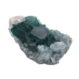 Cristais de fluorite verdes e transparentes em forma de cubo, sobre uma base de mineral branco.