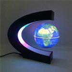 Globo terrestre com efeito de luz LED, suspenso por um suporte em forma de C preto, mostrando continentes e oceanos iluminados.