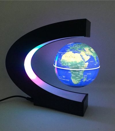 Globo terrestre com efeito de luz LED, suspenso por um suporte em forma de C preto, mostrando continentes e oceanos iluminados.