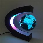 Globo terrestre magnético flutuante com iluminação LED azul e roxa, suspenso por um campo magnético, sobre fundo escuro.