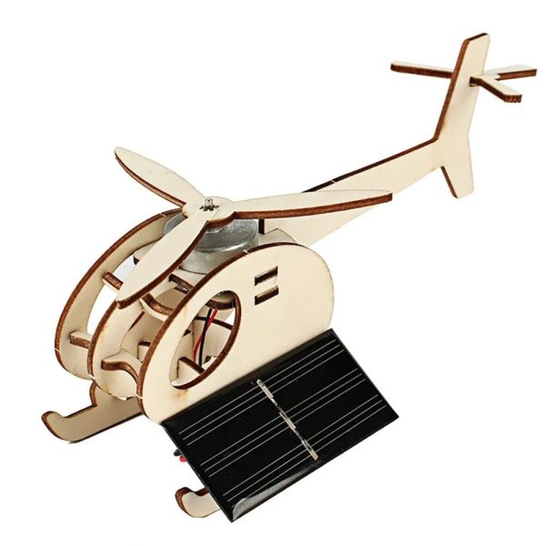 Helicóptero de madeira com painel solar na base, hélices e cauda, para demonstração de energia solar em brinquedos educativos.