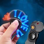 Hand spinner com luz LED azul e efeito de movimento, segurado por uma mão, com um isqueiro de fundo.