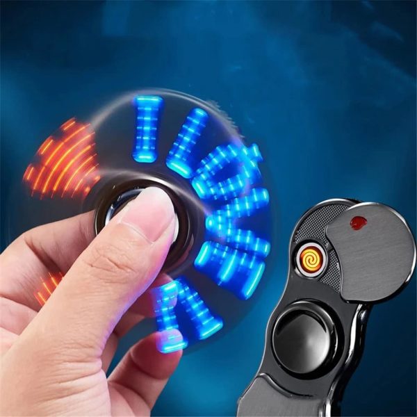 Hand spinner com luz LED azul e efeito de movimento, segurado por uma mão, com um isqueiro de fundo.