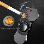 Isqueiro com cigarro aceso, foco na roda de ignição com proteção de folha de tungsténio, fundo escuro.