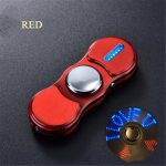 Fidget spinner vermelho com luz LED azul acesa, mostrando o movimento circular e o padrão de luzes.