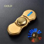 Isqueiro com design de spinner dourado, luz LED azul e indicador de bateria, visto de cima em fundo escuro.
