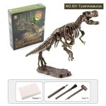 Esqueleto de Tyrannosaurus Rex com detalhes visíveis, incluindo crânio, dentes e costelas, montado sobre base de plástico.