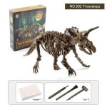 Modelo de esqueleto de triceratops com ferramentas de escavação e argamassa na caixa do produto.