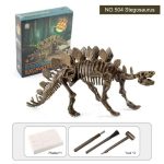 Modelo de esqueleto de dinossauro Stegosaurus com partes desmontáveis e caixa de embalagem ao fundo.