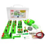 Conjunto de componentes eletrônicos com placas, fios, motor, e instrumentos de medição para experimentos de eletricidade.