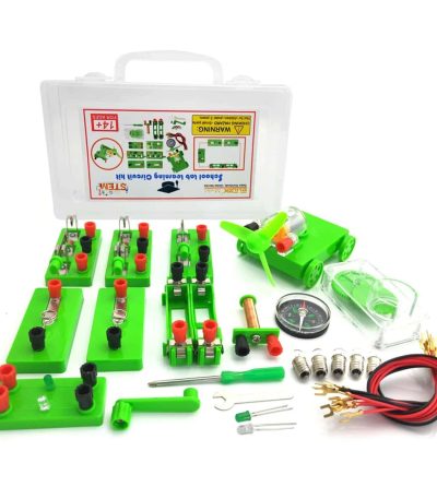 Conjunto de componentes eletrônicos com placas, fios, motor, e instrumentos de medição para experimentos de eletricidade.