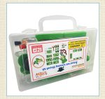 Conjunto de componentes eletrônicos em caixa de plástico transparente, incluindo fios, resistores, LEDs, e uma placa de circuito.