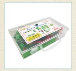 Caixa transparente com componentes de circuitos elétricos, fios, resistores e LEDs, vista superior, com etiqueta de advertência e instruções.