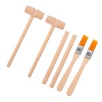 Conjunto de ferramentas de escavação de madeira com diferentes tamanhos e pincéis de cerdas laranja para atividades arqueológicas educativas.