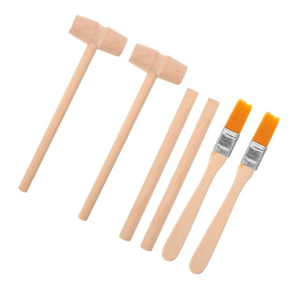Conjunto de ferramentas de escavação de madeira com diferentes tamanhos e pincéis de cerdas laranja para atividades arqueológicas educativas.