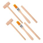 Conjunto de ferramentas de escavação com martelo, pincel e espátula, usadas em atividades arqueológicas e de escavação.
