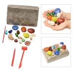 Conjunto de pedras preciosas de diferentes cores e tamanhos, ferramentas de escavação, e bloco de argila para prática de arqueologia.