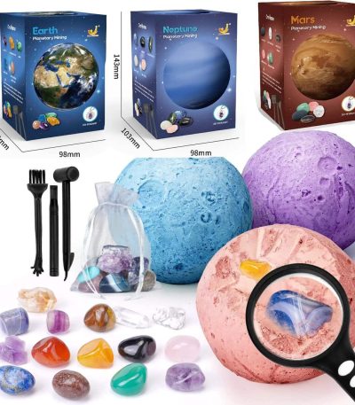 Caixa com modelos de planetas Marte, Netuno e Terra, incluindo rochas coloridas, ferramentas de escavação e uma lupa para observação detalhada.