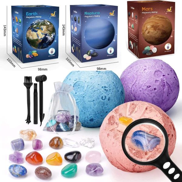 Caixa com modelos de planetas Marte, Netuno e Terra, incluindo rochas coloridas, ferramentas de escavação e uma lupa para observação detalhada.