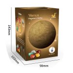 Caixa do kit de mineração de planetas com uma réplica do planeta Venus e pedras coloridas ao lado, vista frontal da embalagem.