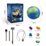Modelo da Terra em escala de 80mm com detalhes de relevo e cores vibrantes, acompanhado por ferramentas de escavação, colar com pendente de planeta e várias pedras de minerais.