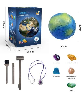 Modelo da Terra em escala de 80mm com detalhes de relevo e cores vibrantes, acompanhado por ferramentas de escavação, colar com pendente de planeta e várias pedras de minerais.