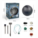 Bola de simulação de superfície lunar com dimensões de 80mm de diâmetro e embalagem de 98x143mm, acompanhado de ferramentas e pedras de diferentes cores e texturas.
