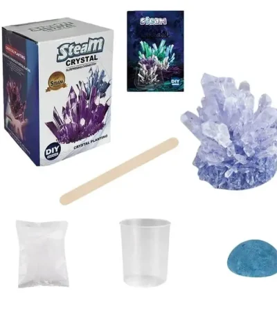 Conjunto de materiais para cultivo de cristais, incluindo embalagem, cristais, bastão de madeira, copo de plástico, pedra azul e saco de ingredientes.