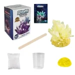 Conjunto de materiais para cultivo de cristais, incluindo embalagem, cristais amarelos, copo, saco de ingredientes, pau de madeira e instruções.